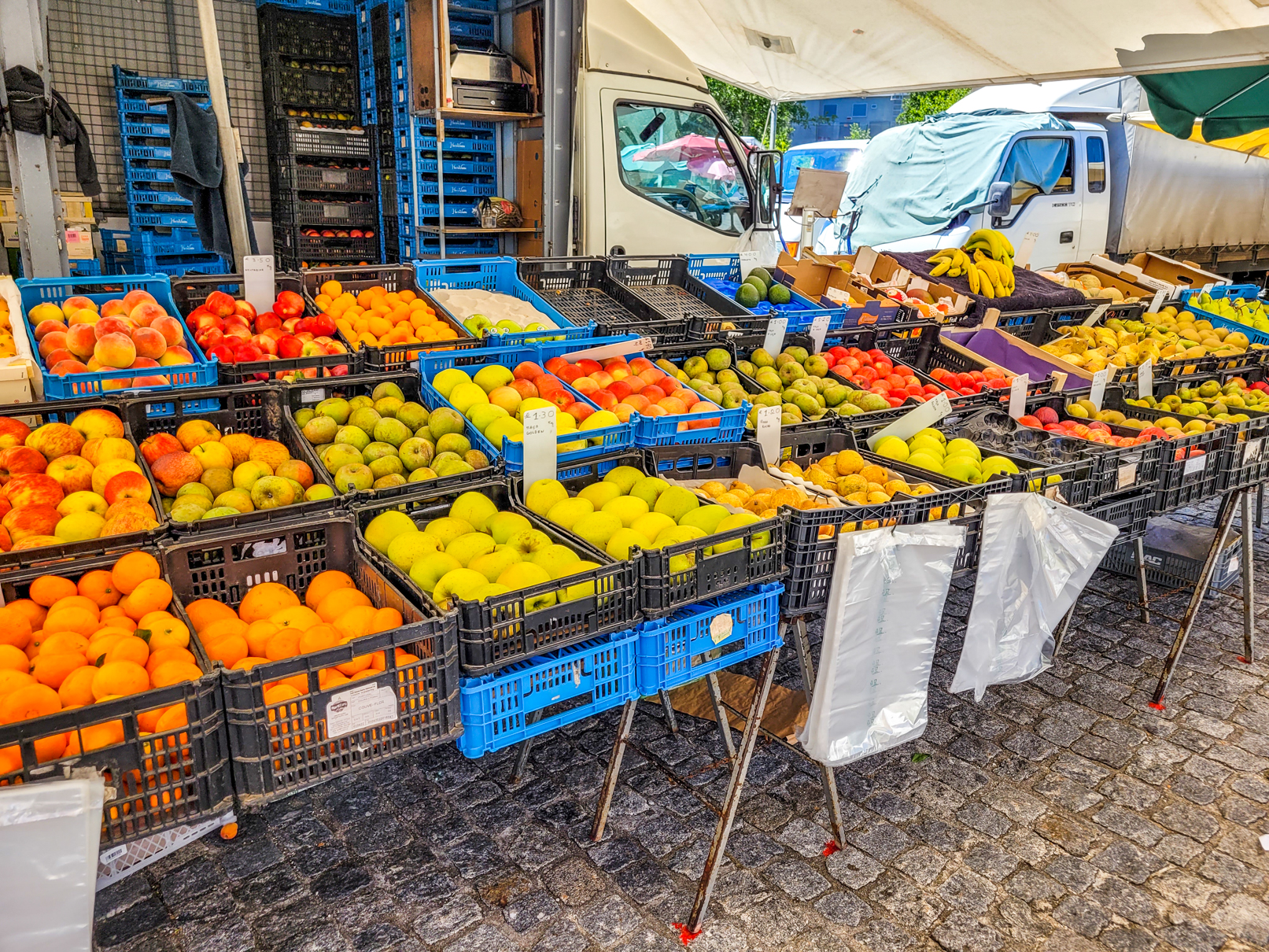 Dia de mercado na Praça Terras de Nóbrega