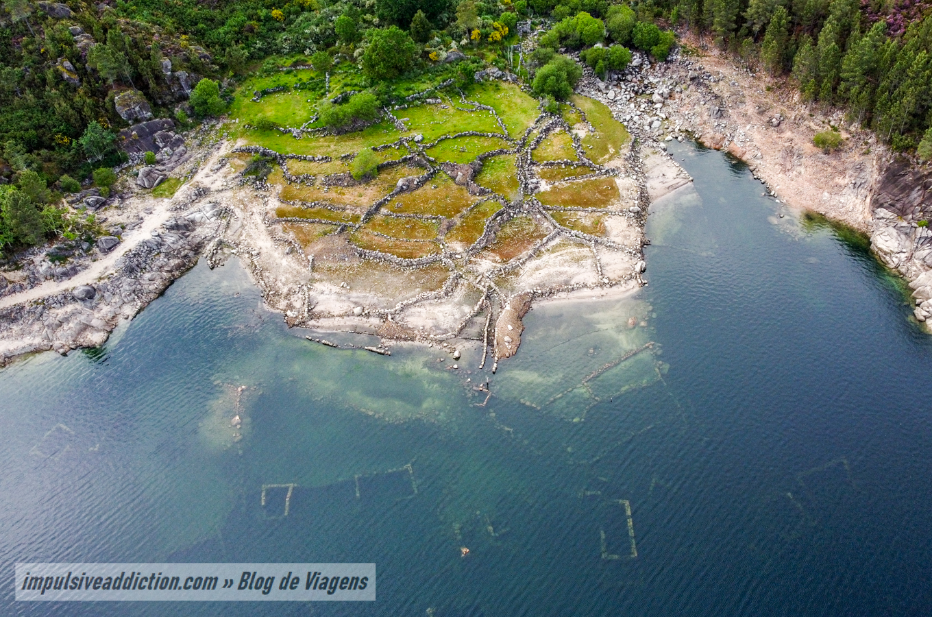 Ruínas visíveis da antiga aldeia de Vilarinho das Furnas