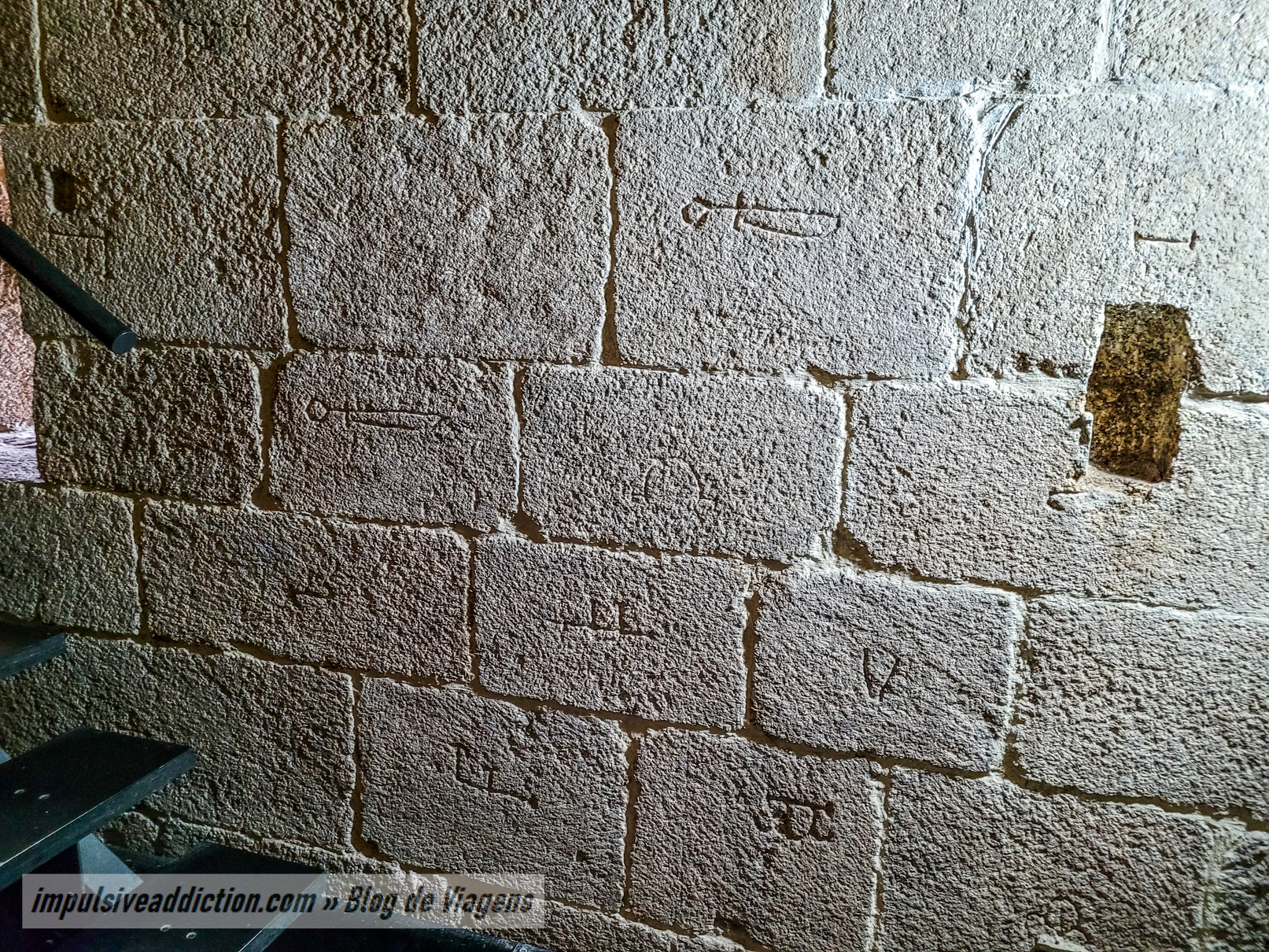 Siglas nas paredes do Castelo de Montalegre