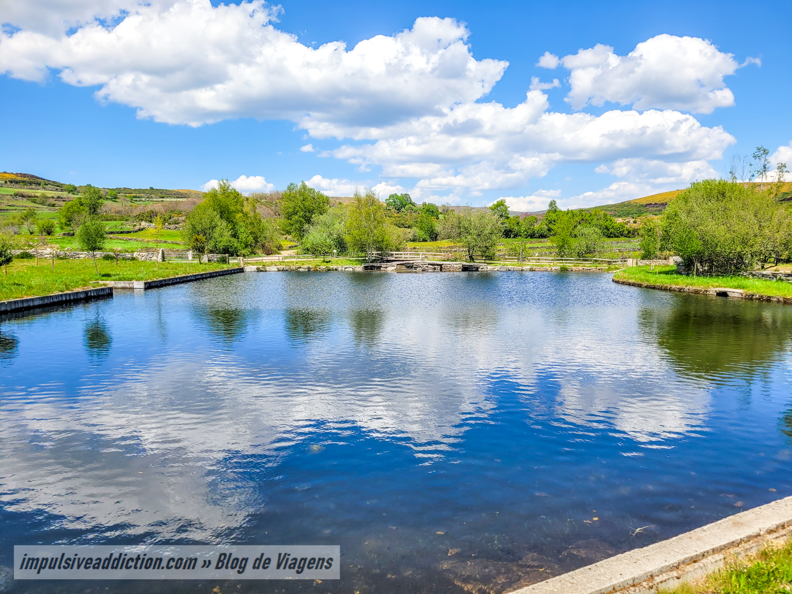 Lago à entrada de Pitões das Júnias