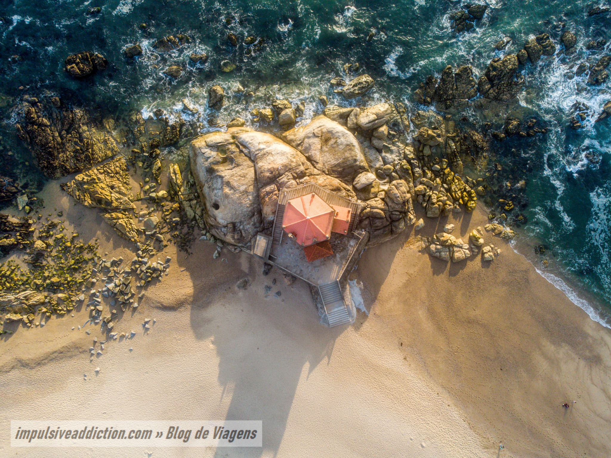 Praia de Miramar e Capela do Senhor da Rocha