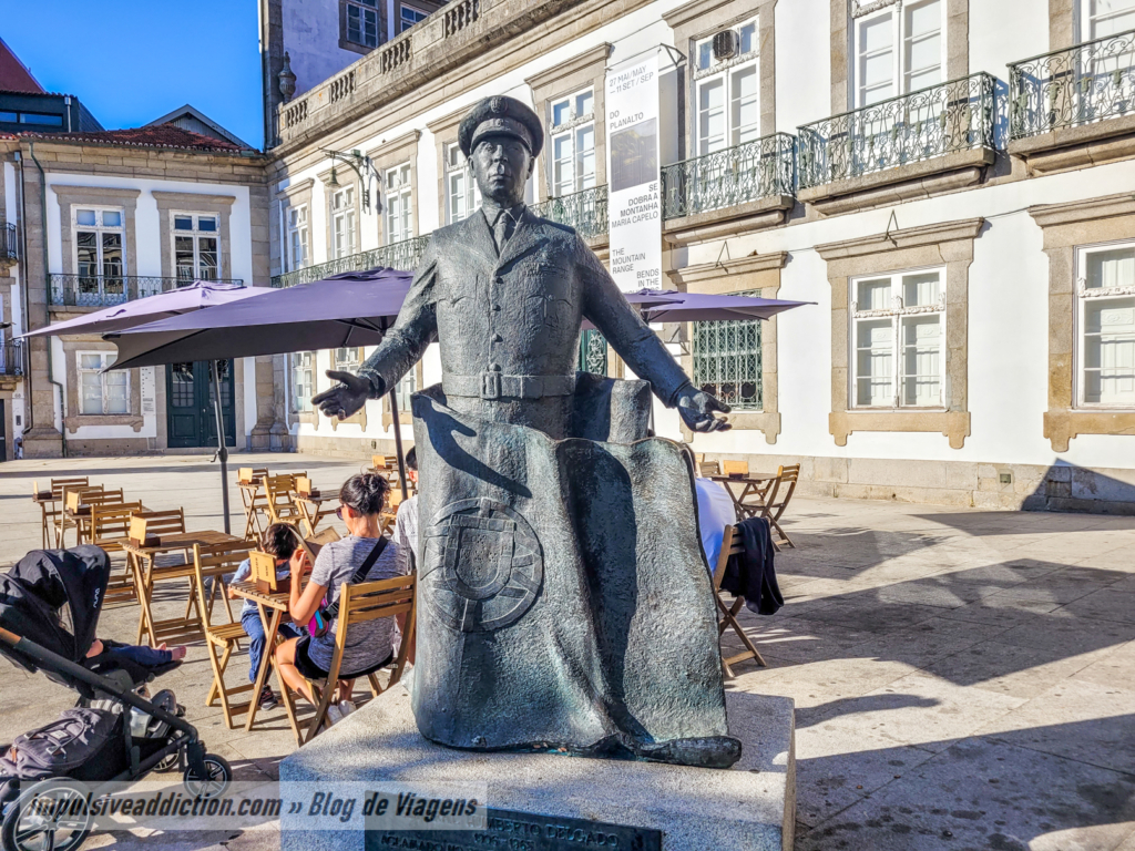 Statue next to Visconde de Balsemão Palace