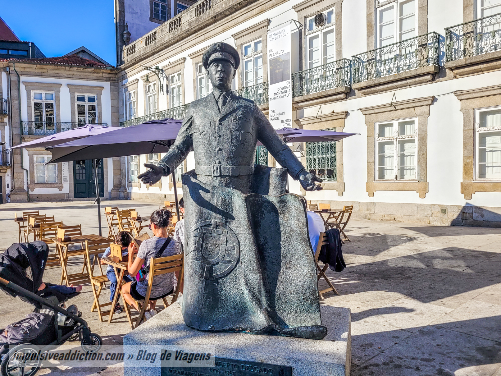 Estátua junto do Palacete Visconde de Balsemão