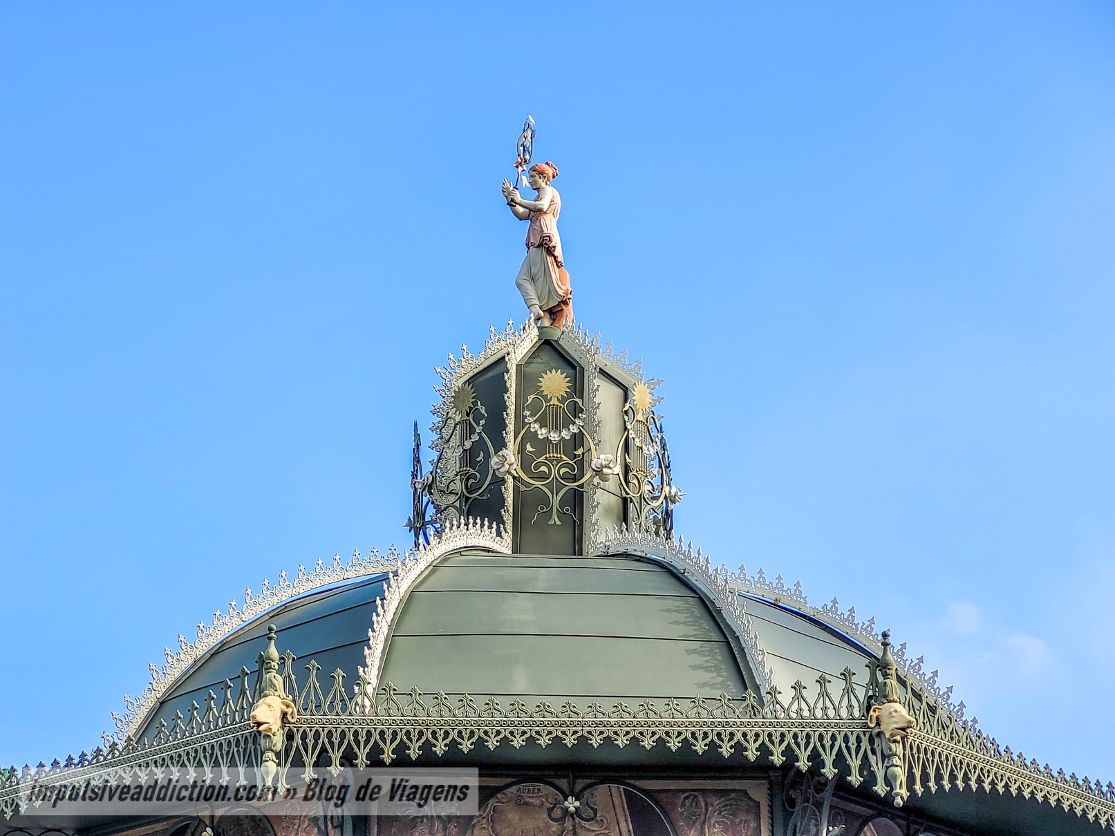 Imagem de Santa Cecília no topo do Coreto de Canelas