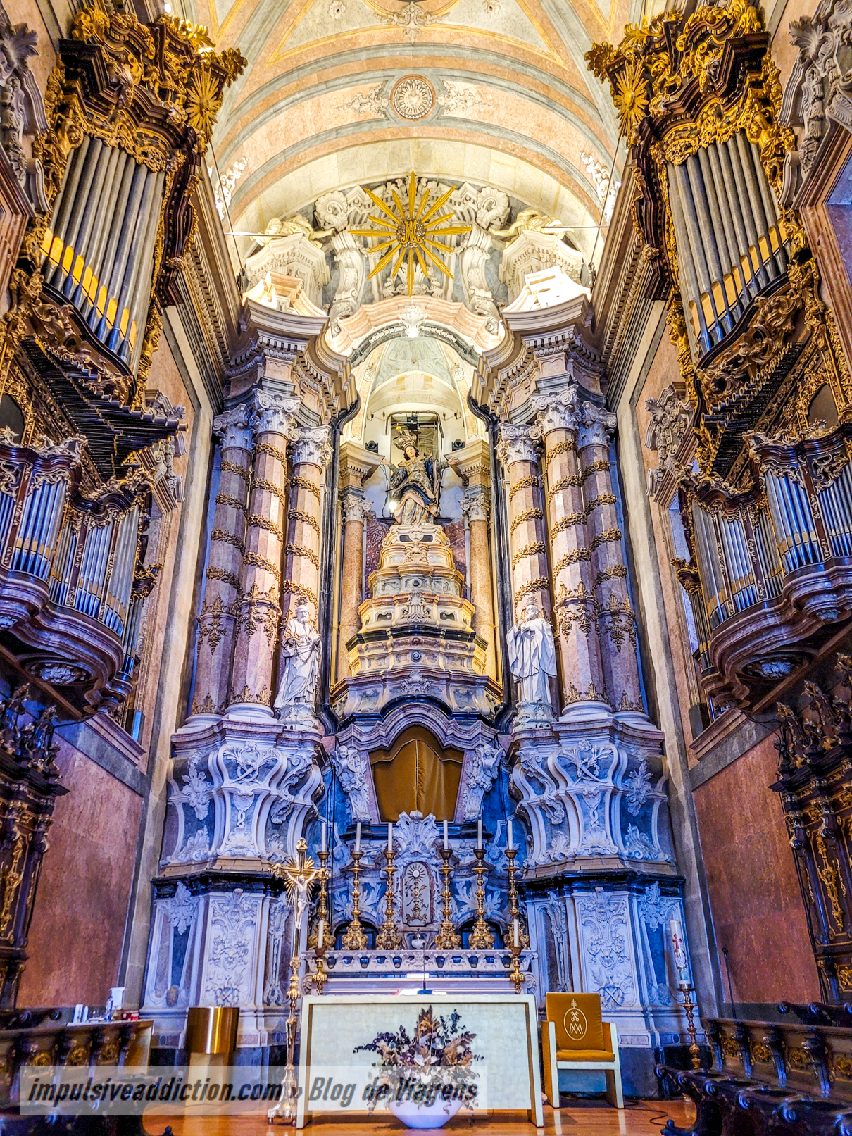 Clérigos Church inside