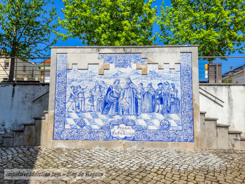 Azulejos na entrada para a Praça da República