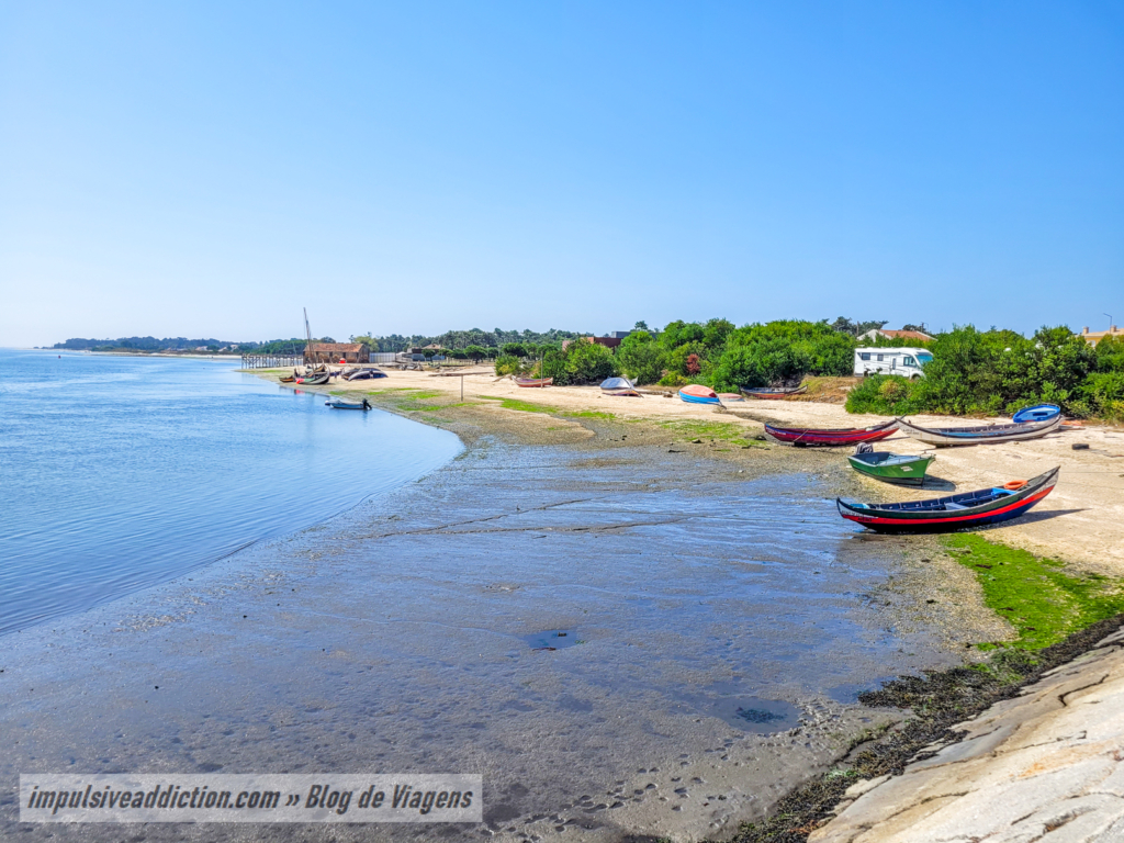 Embarcações em Reparação junto da Praia de Monte Branco
