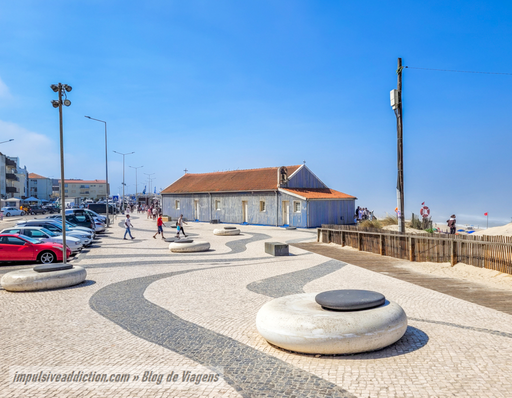 Petit Repose-pieds Rond - Pompon Bleu Ciel main image 0