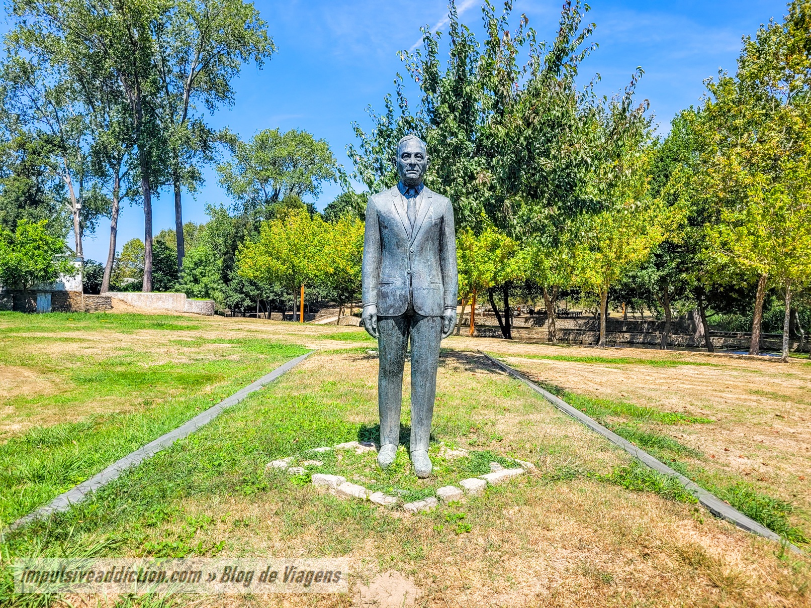 Estátua de Egas Moniz nos jardins do museu
