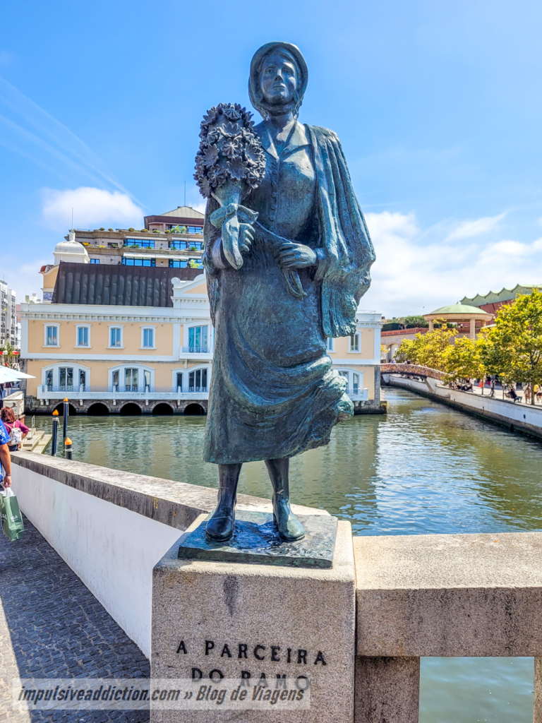 Parceira do Ramo statue