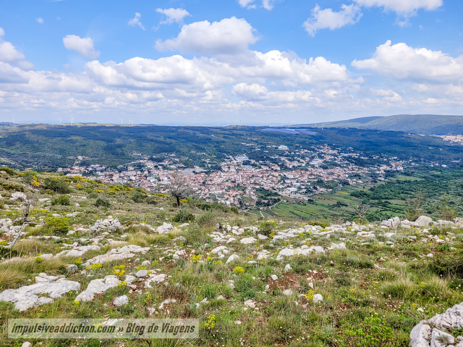 Miradouro para Mira de Aire e Polje de Minde
