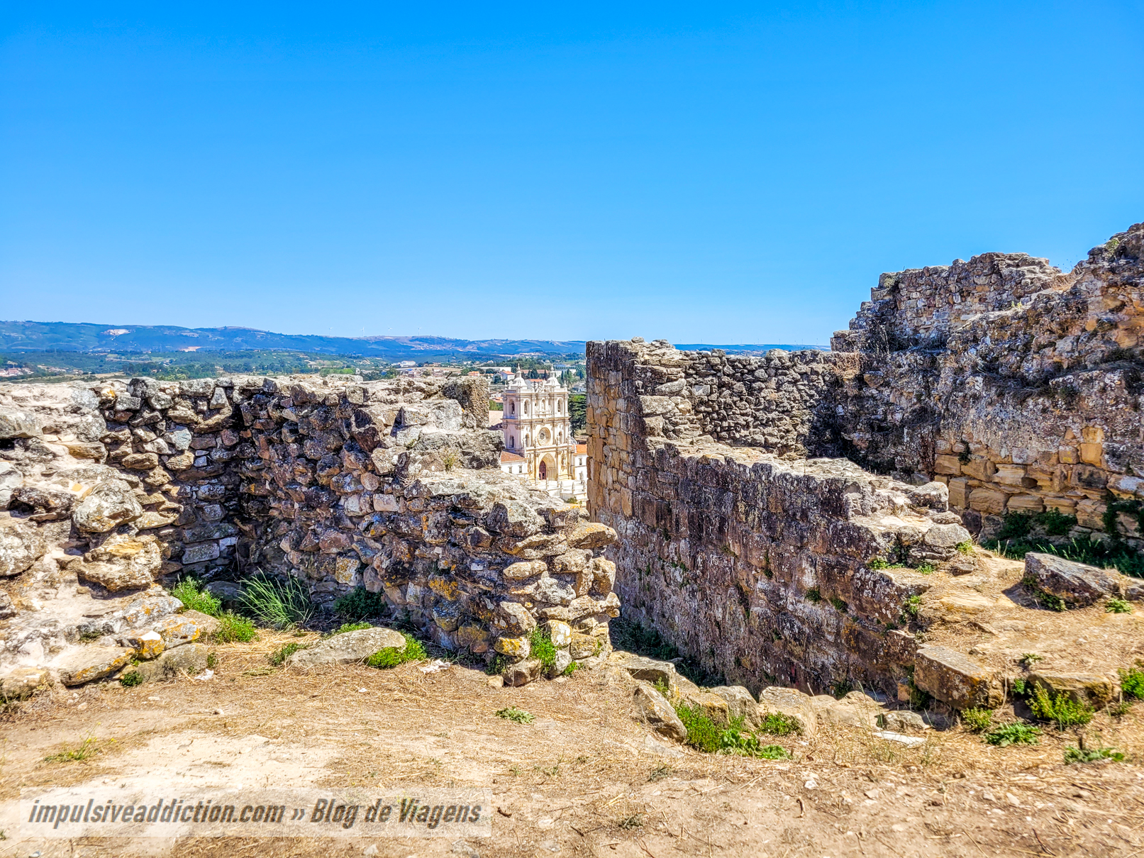 Ruínas do Castelo de Alcobaça e Miradouro para o Mosteiro