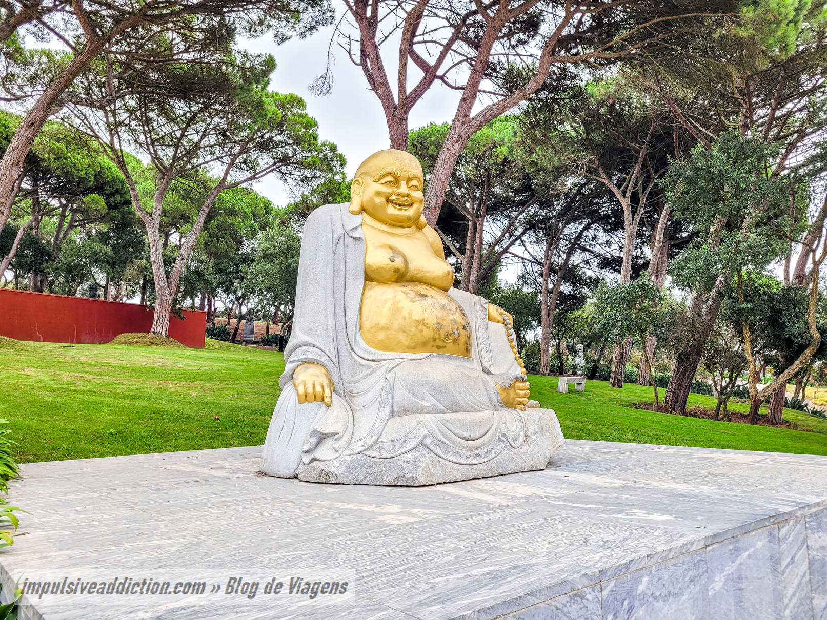 Budas Dourados do Buddha Eden