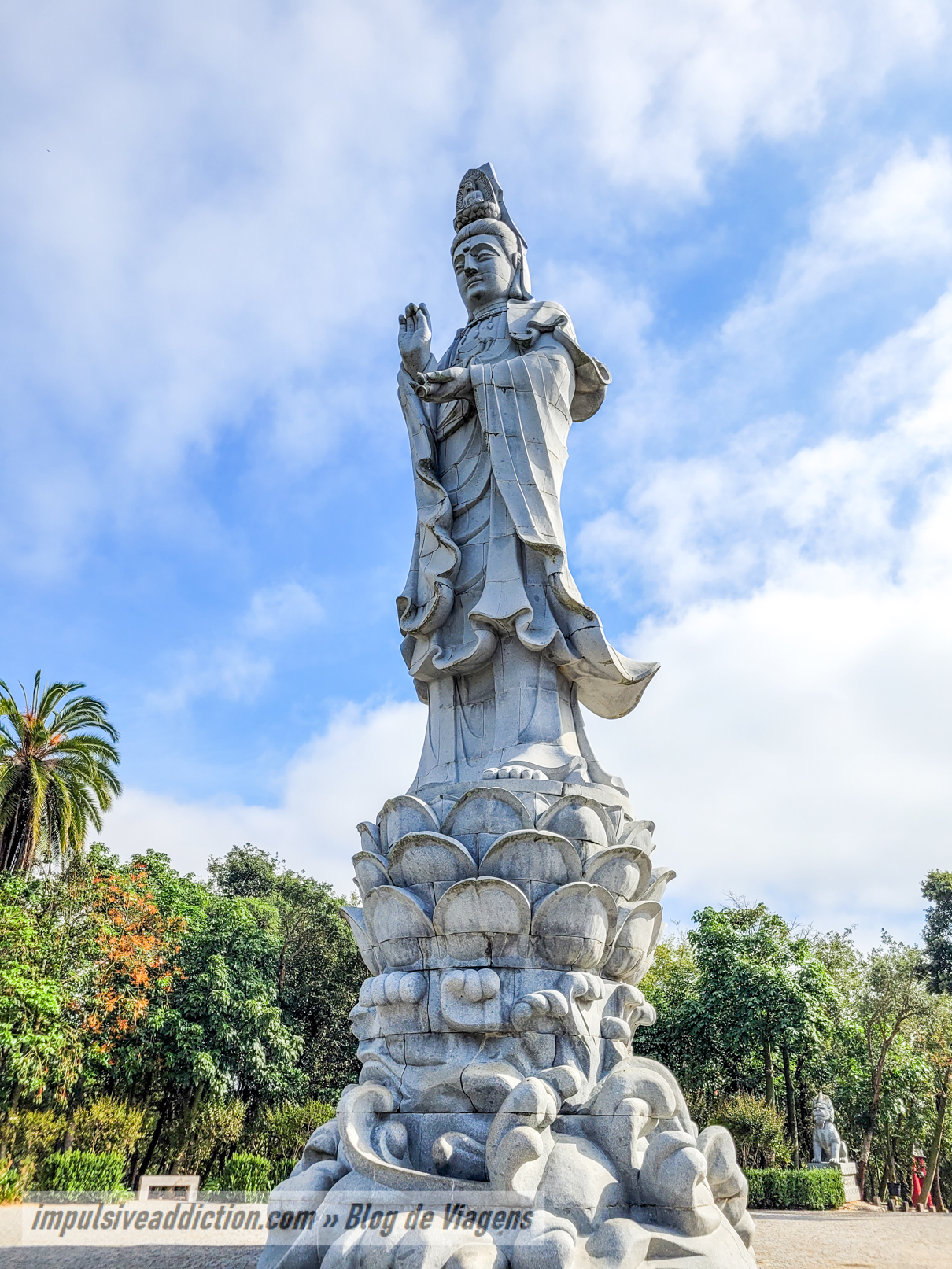 Budas Gigantes do Buddha Eden do Bombarral