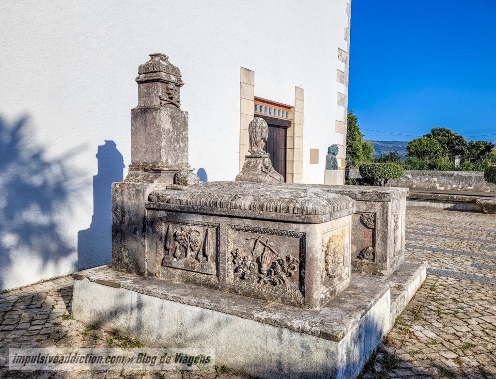 Túmulos em frente à Igreja de São Vicente de Aljubarrota