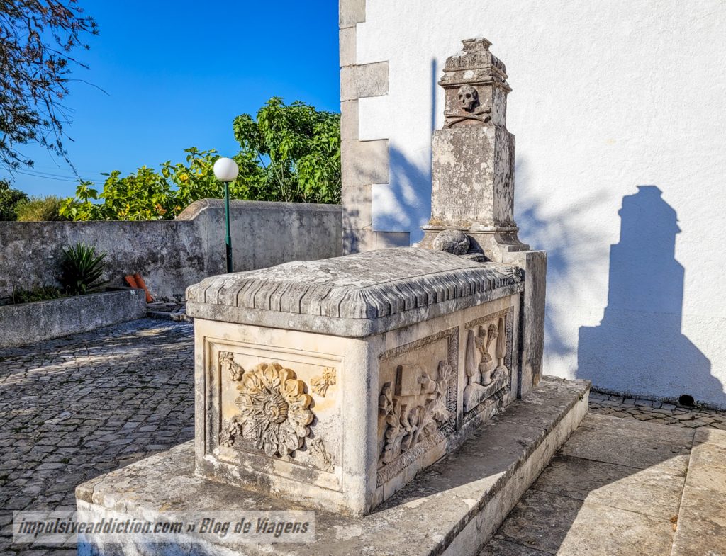 Túmulos em frente à Igreja de São Vicente de Aljubarrota