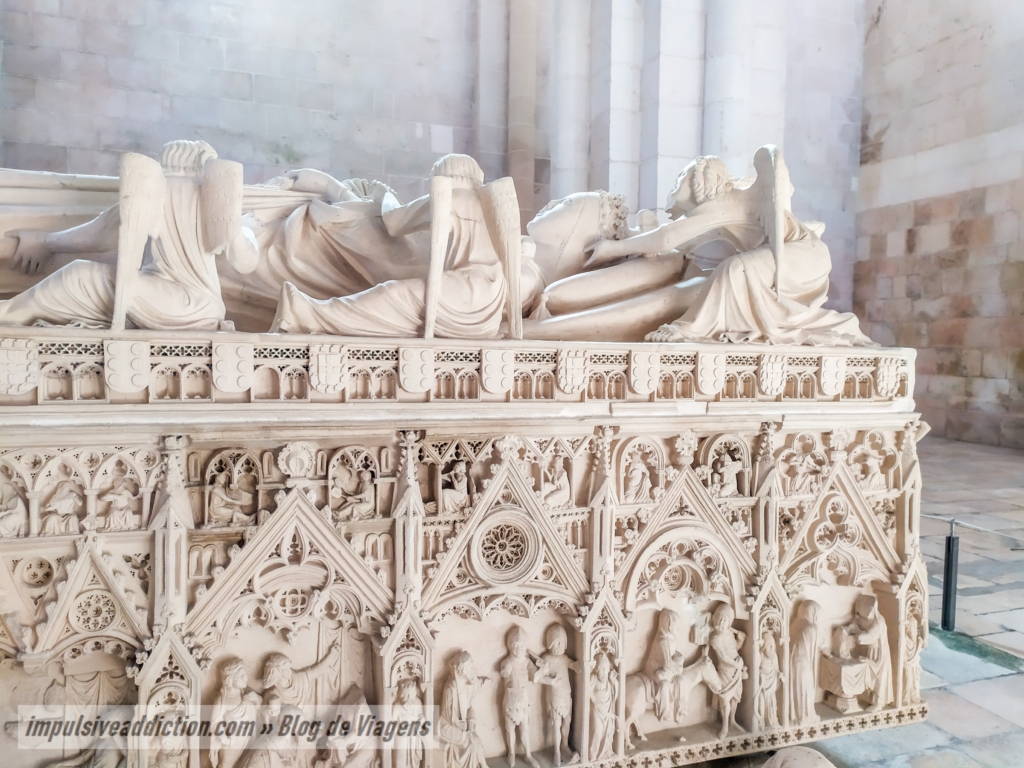 Túmulos de D. Pedro e Inês de Castro, no Mosteiro de Alcobaça