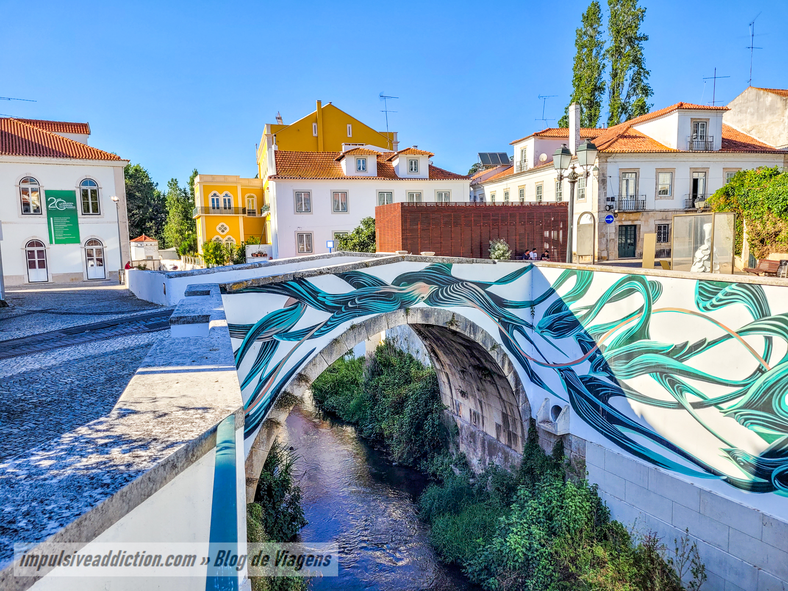 Ponte sobre o rio Alcôa e Mural do Pantonio