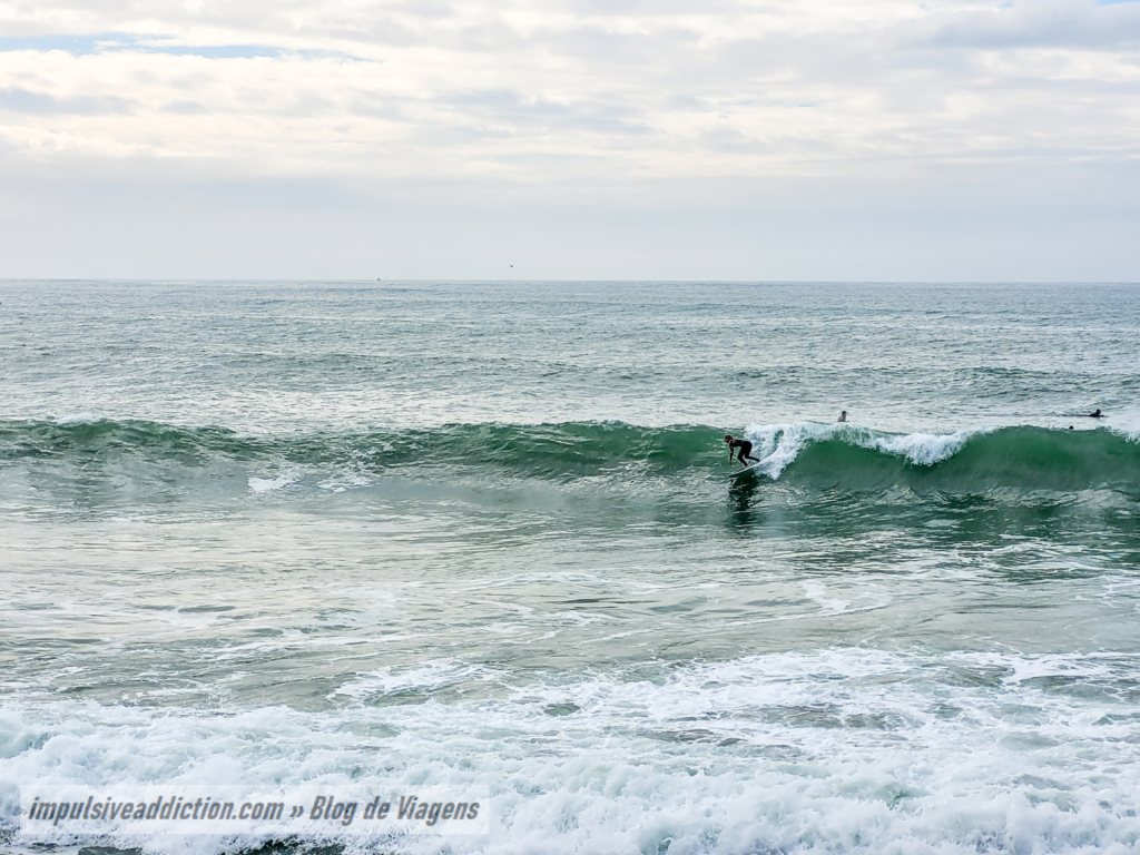 People surfing at Supertubos beach