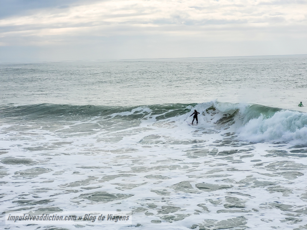 People surfing at Supertubos beach