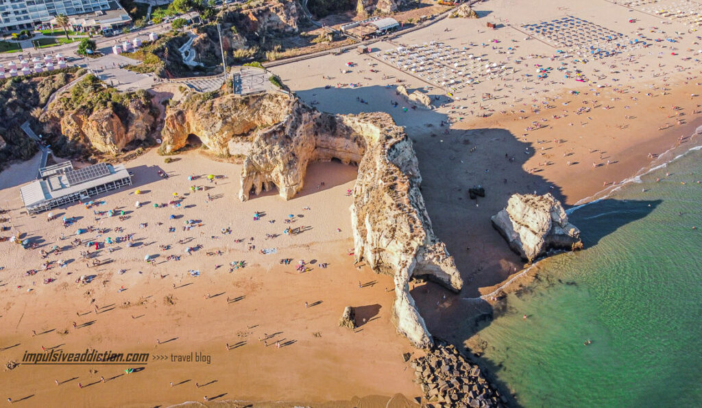 Praia dos Três Castelos à esquerda; Praia da Rocha à direita
