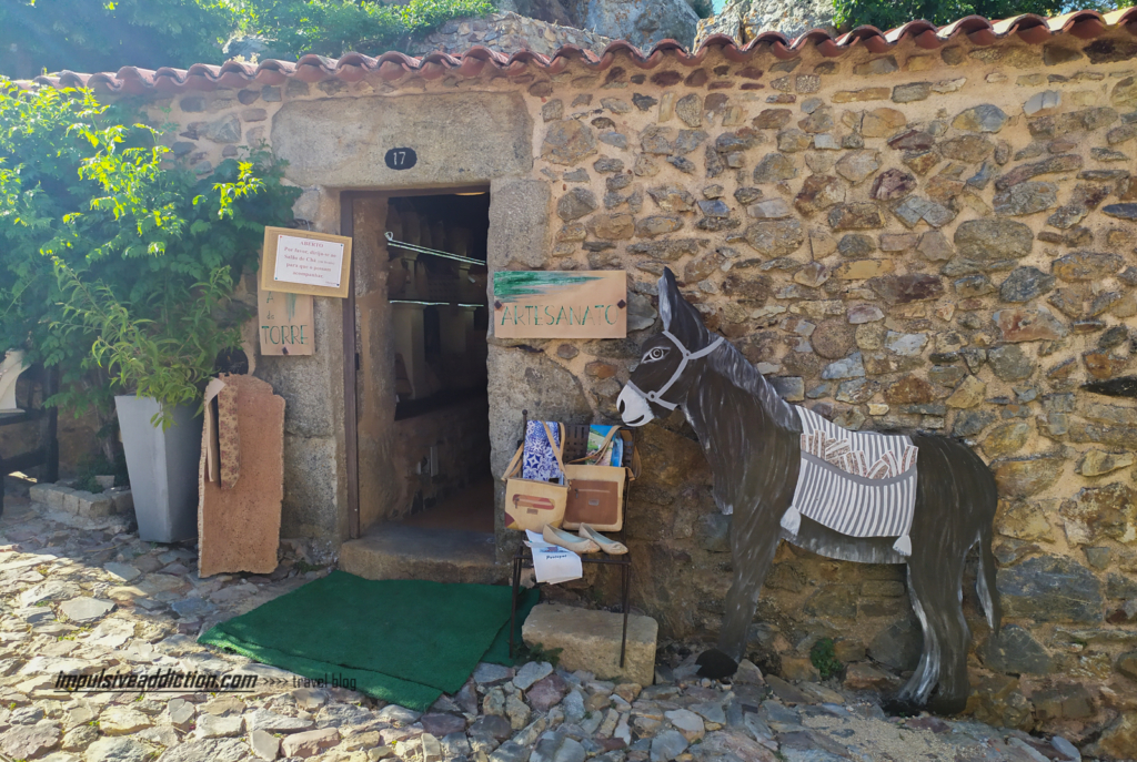 Rua à entrada de Castelo Rodrigo, com várias lojas de recordações e produtos regionais