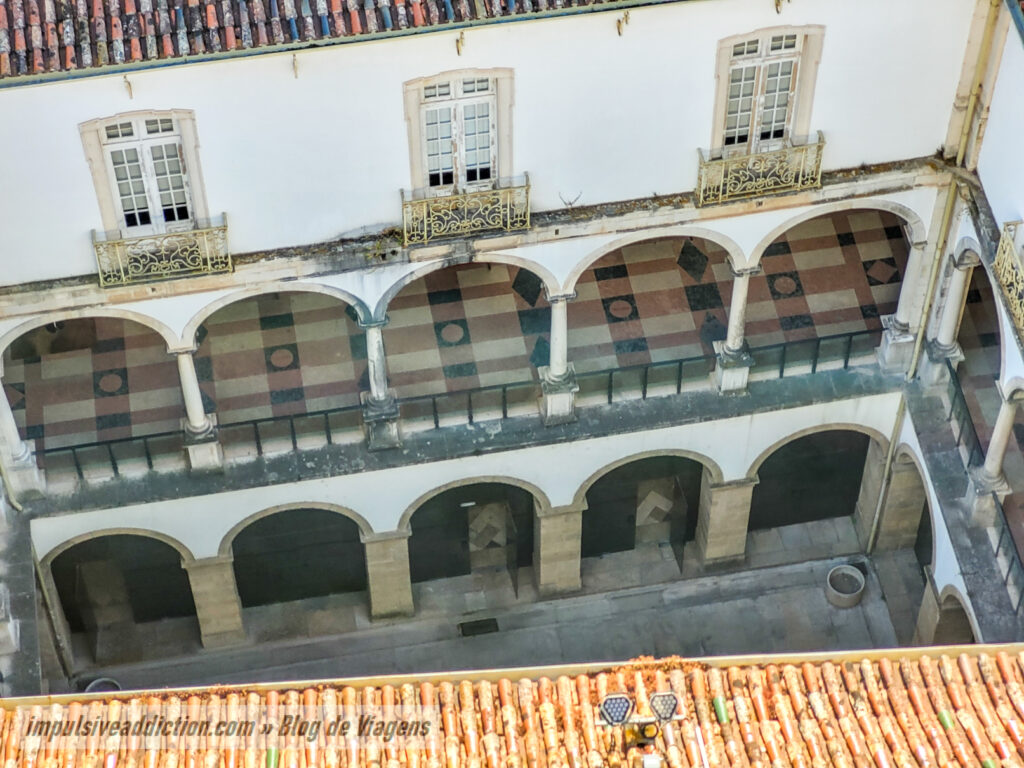 Miradouro da Torre da Universidade de Coimbra - Claustro do Paço das Escolas