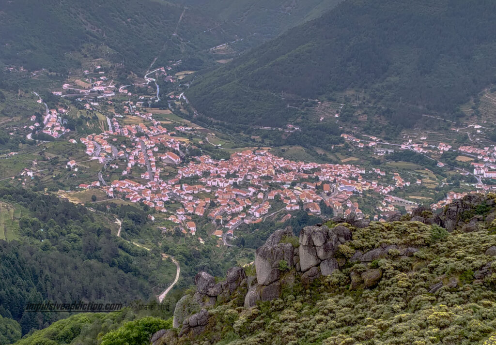 Miradouro do Fragão do Corvo para a Vila de Manteigas
