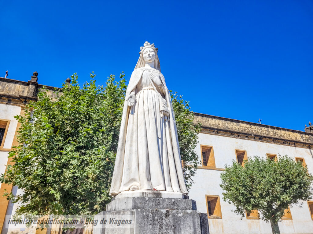 Statue of Rainha Santa Isabel next to the monastery
