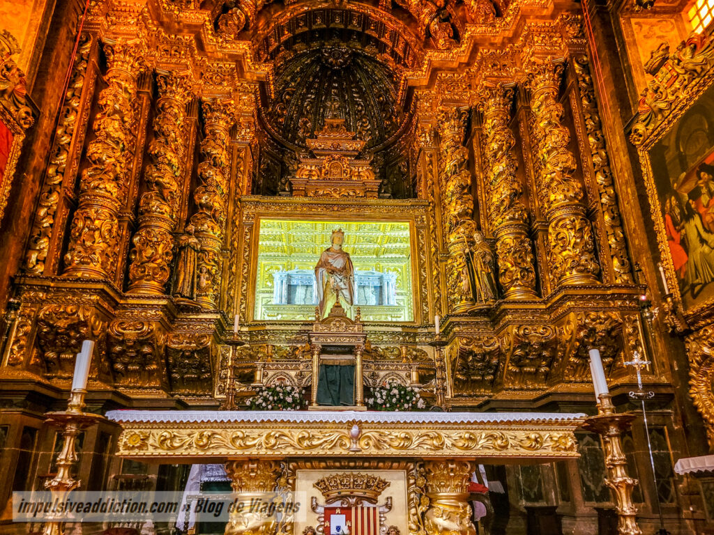 Sculpture and Silver/Crystal Tomb of Queen Santa Isabel