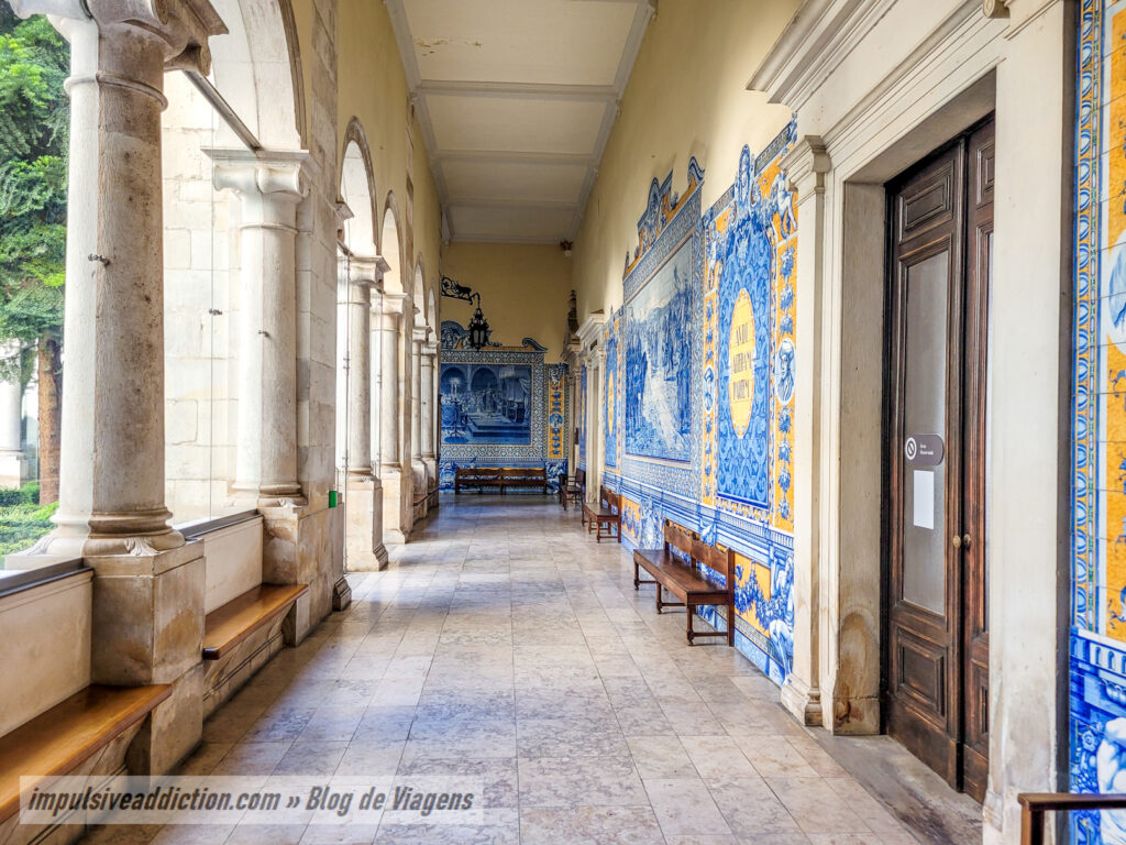 Claustro do Palácio da Justiça de Coimbra repleto de azulejos