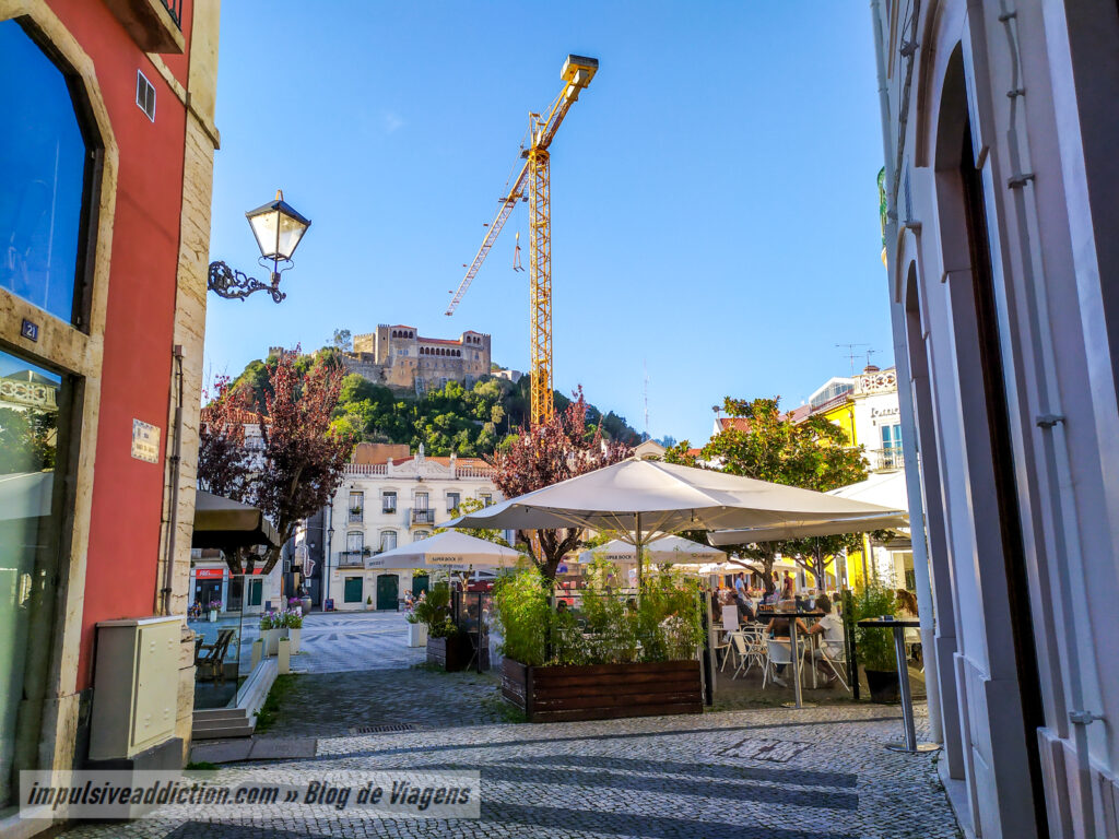 Entrada para a Praça Rodrigues Lobo e vista para o castelo