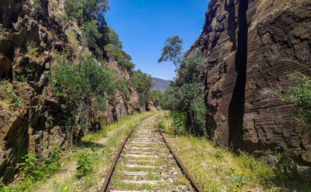 Linha de Comboio a atravessar paredes rochosas do Parque Natural das Arribas do Douro