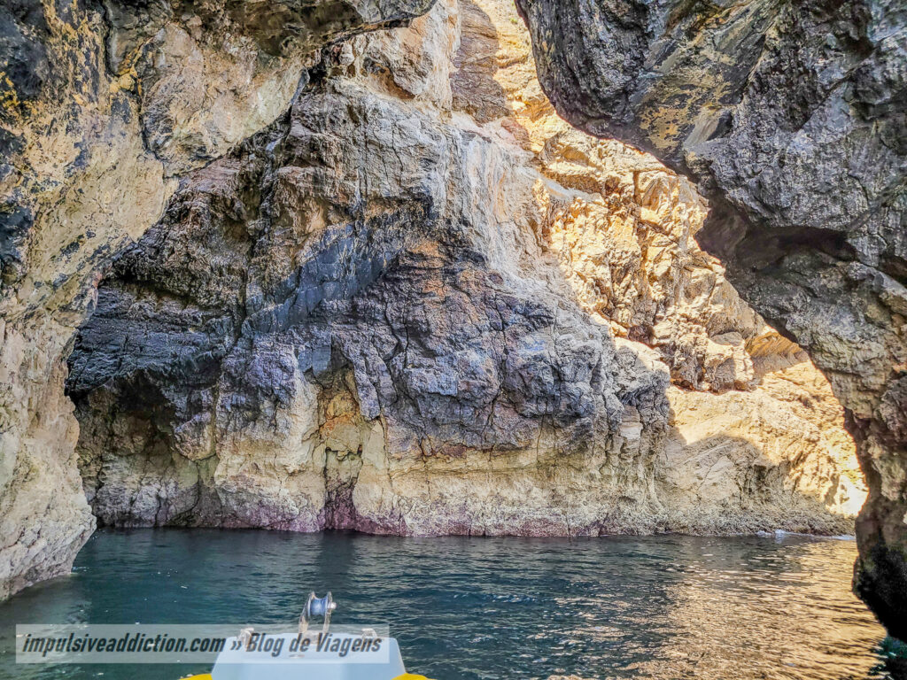 Boat Trip to visit the caves and beaches in Sesimbra