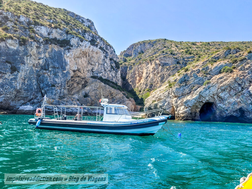 Boat Trip to visit the caves and beaches in Sesimbra