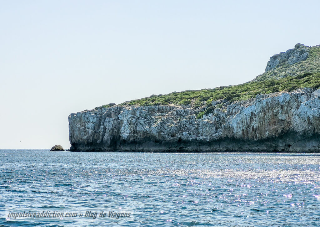 Boat Trip to visit the caves and beaches in Sesimbra