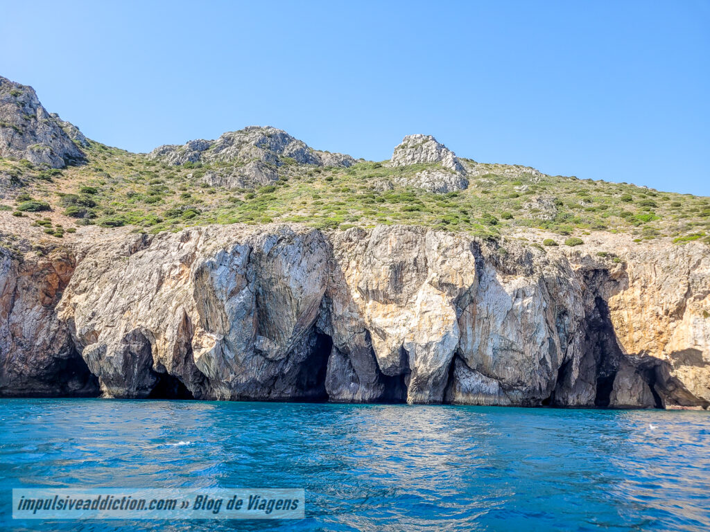 Boat Trip to visit the caves and beaches in Sesimbra