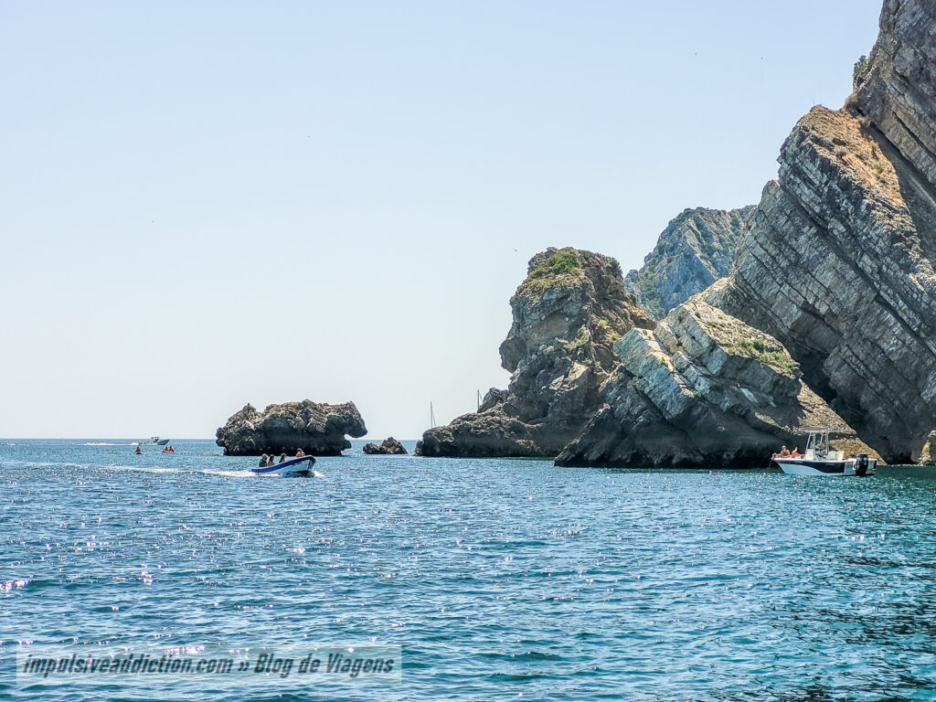 Boat Trip to visit the caves and beaches in Sesimbra