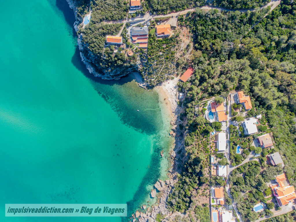 Alpertuche beach in Setúbal