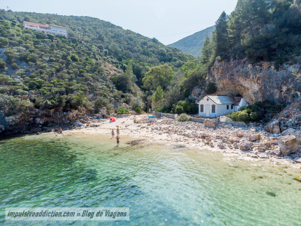 Alpertuche beach in Setúbal