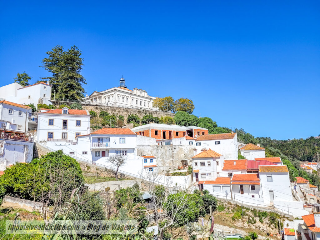 Vista para a Câmara Municipal de Alenquer, ao descer a Calçada