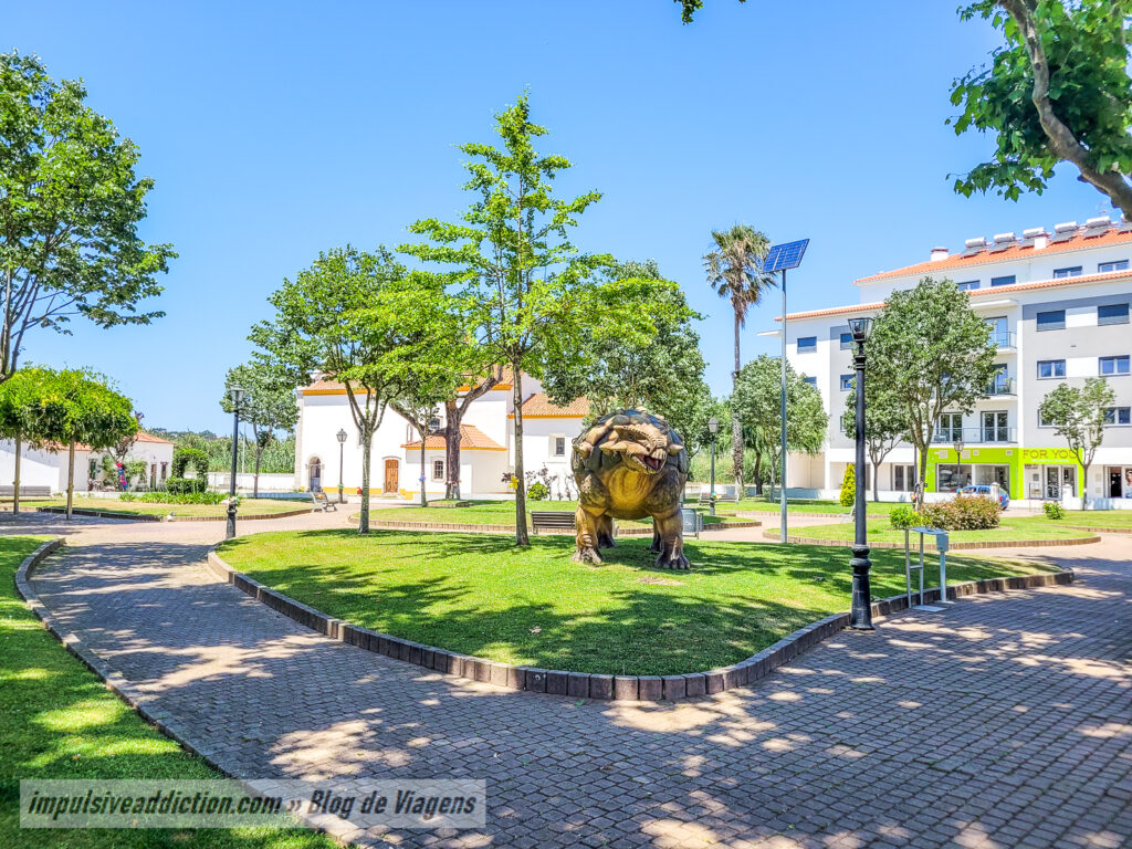 Jardim da Igreja de Nossa Senhora dos Anjos e Ankylosauros
