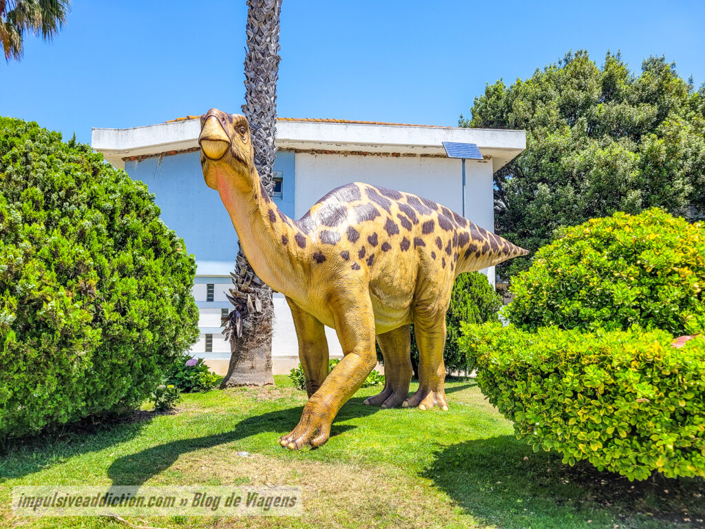 Dinossauro Iguanodon ao visitar a Lourinhã
