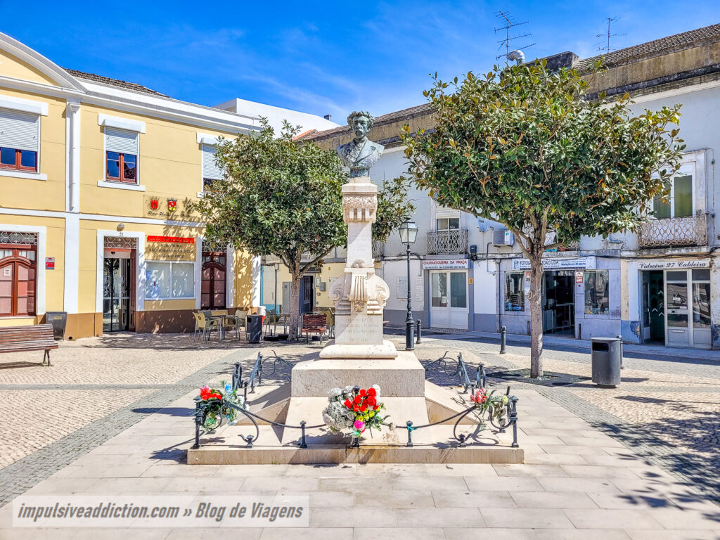 Monumento de homenagem ao Dr. Sousa Martins