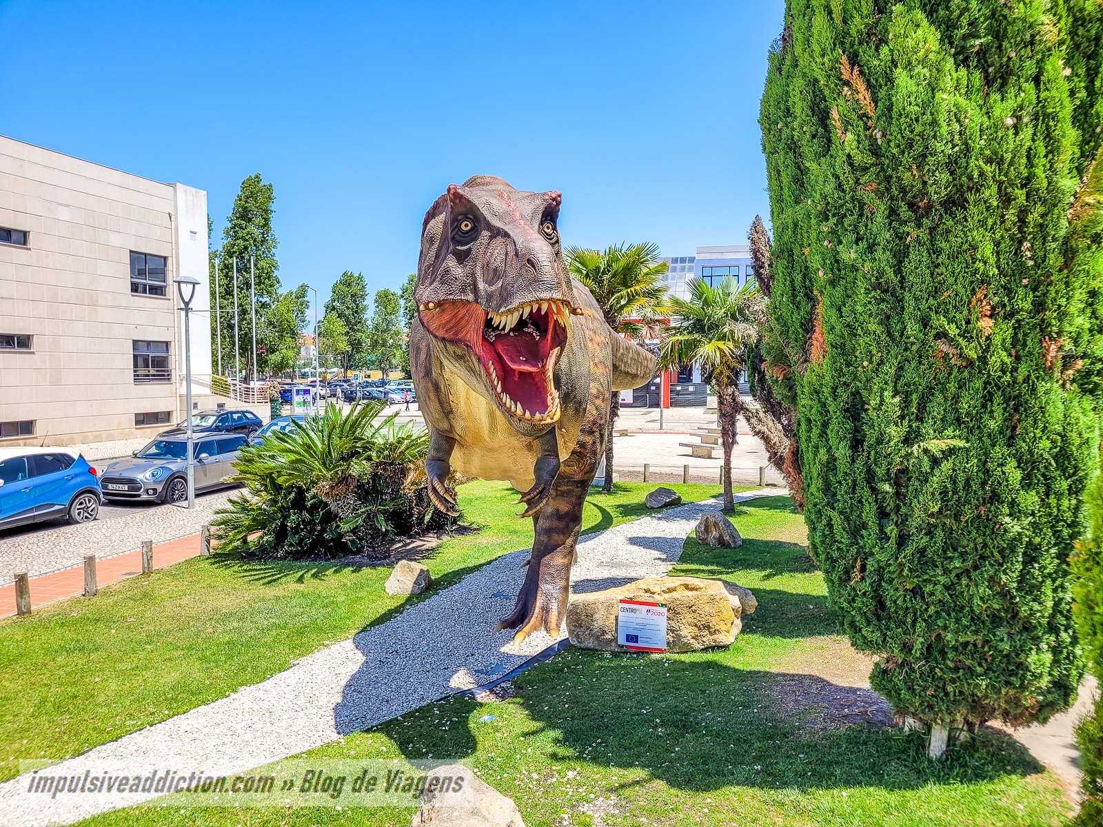Tyrannosaurus Rex ao visitar a Lourinhã