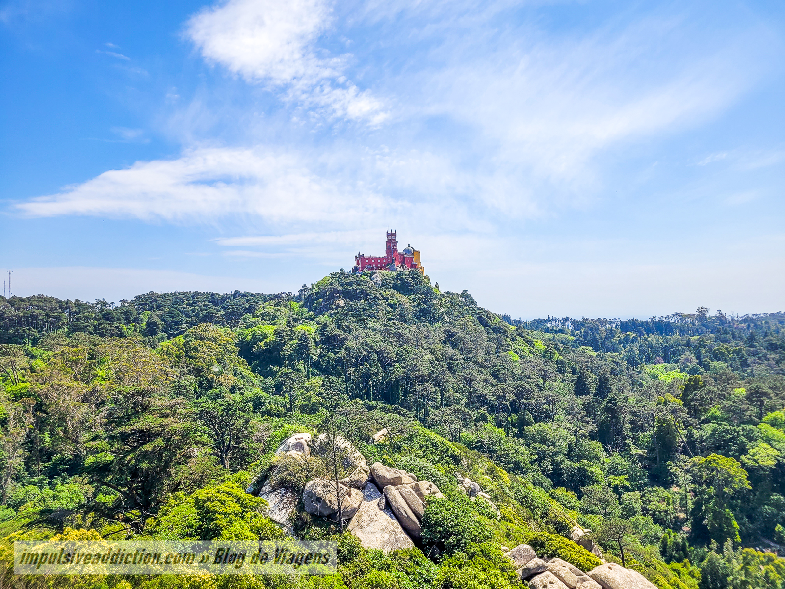 Vista do Castelo dos Mouros para o Palácio da Pena
