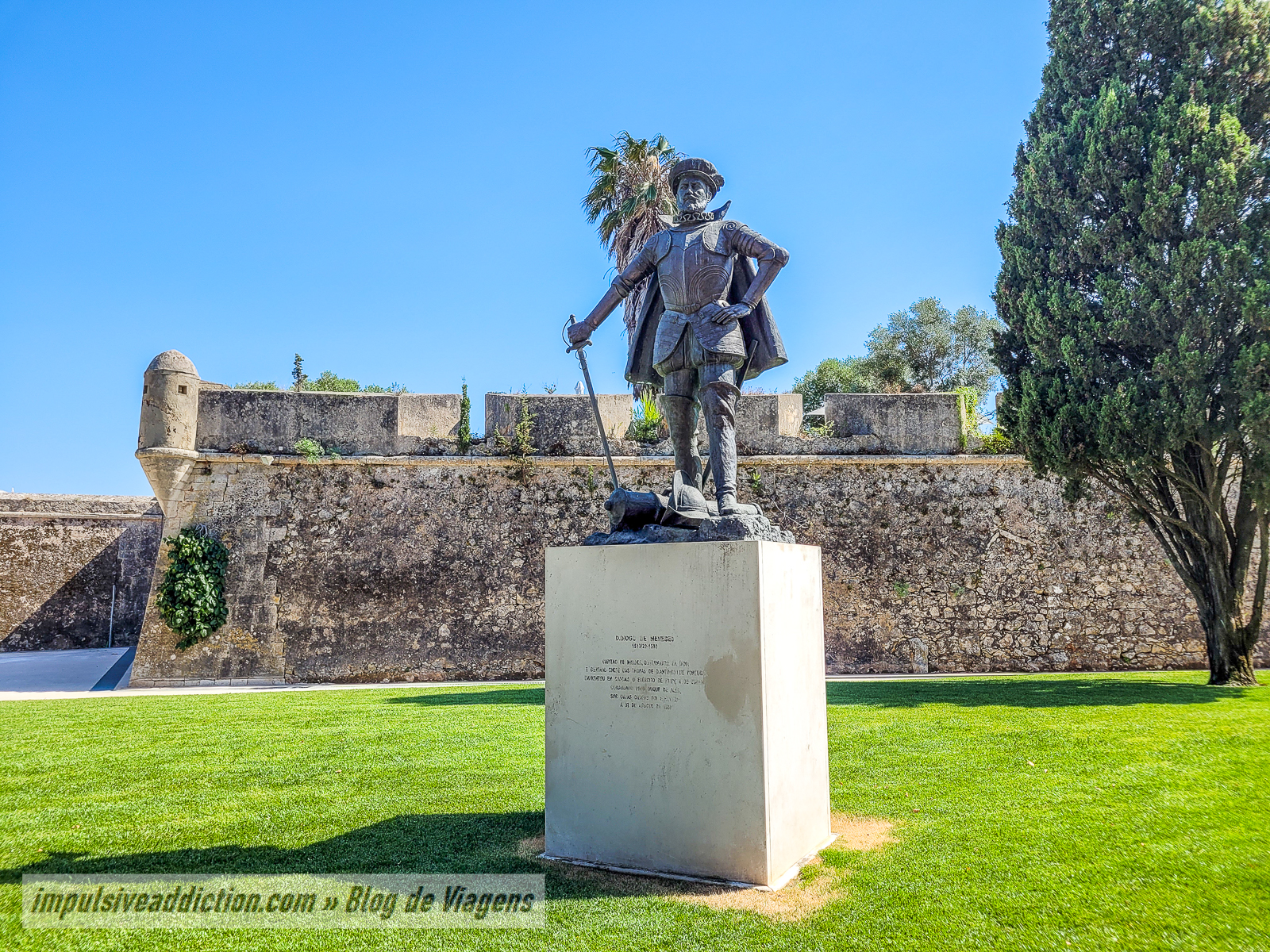 Monumentos em frente à Cidadela de Cascais