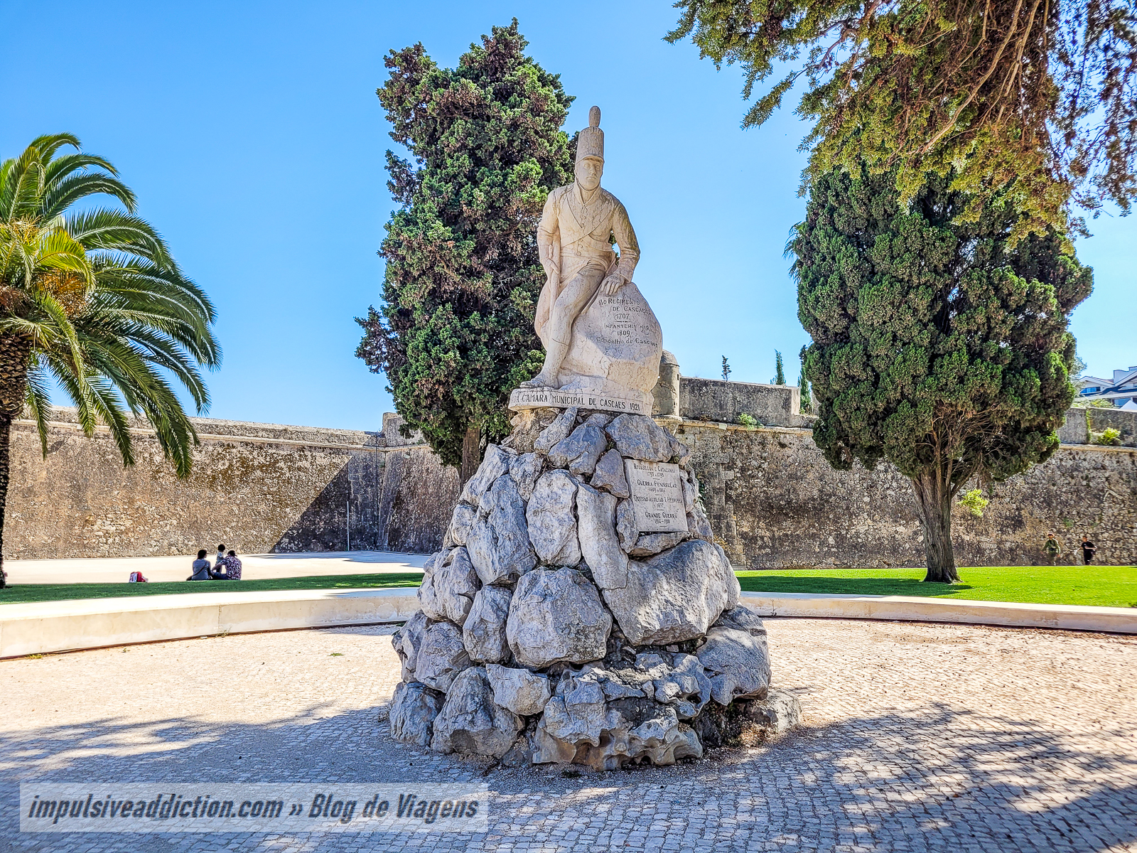Monumentos em frente à Cidadela de Cascais