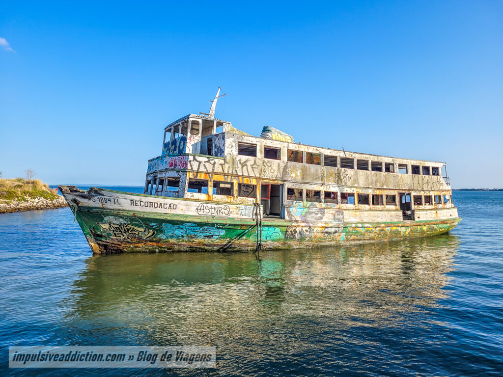 Ferry Abandonado