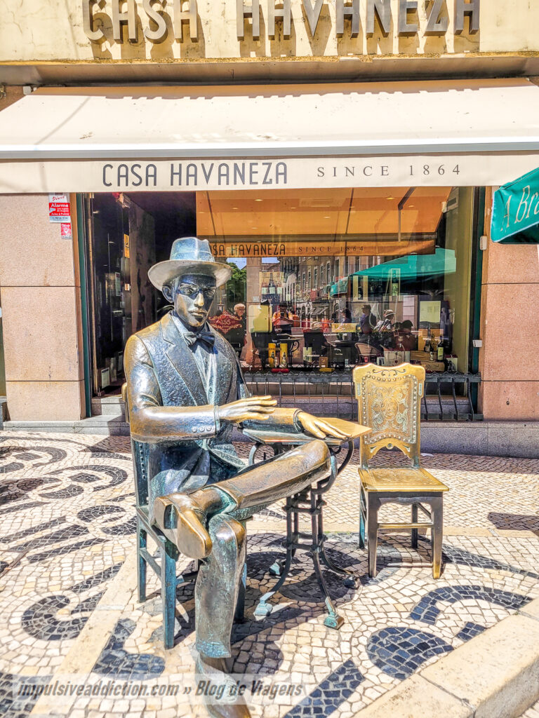 Estátua de Fernando Pessoa no Chiado